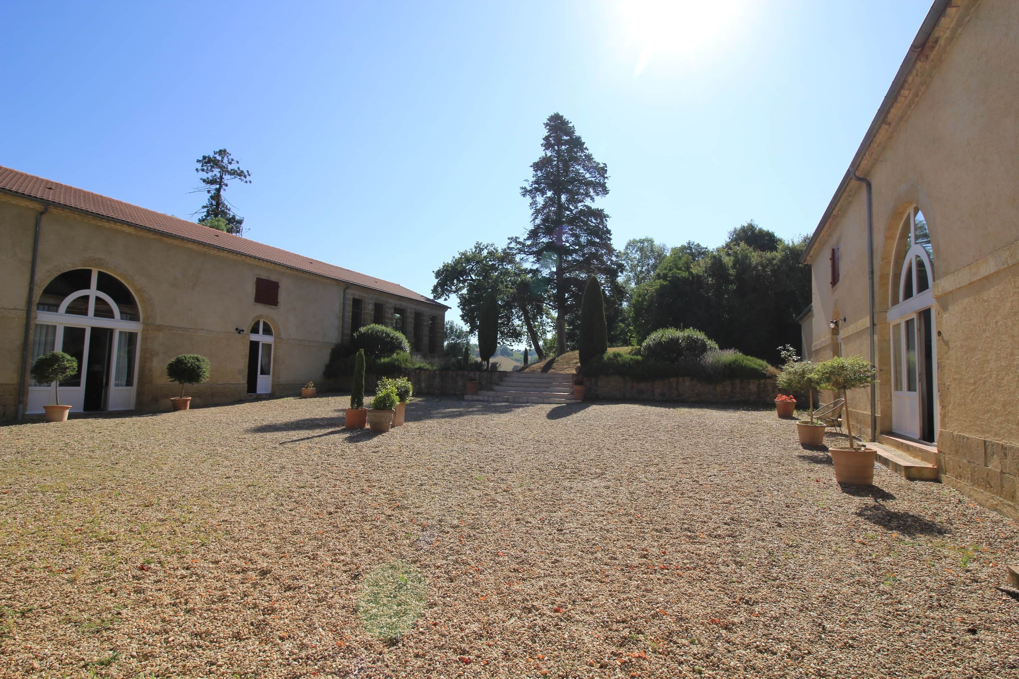 Cour du Domaine, Domaine du château de Beaulieu, Gers