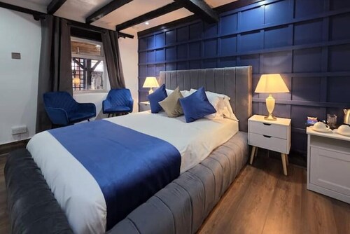 Deluxe room at Courtyard Lodge 7