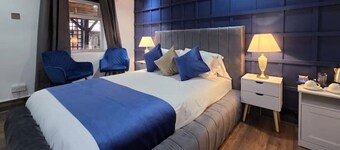 Deluxe room at Courtyard Lodge 7