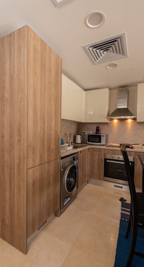 Jazzy 1BDR w/ Outdoor Pool View Terrace| Free Pool & Beach Access (M1-6A-02) | Cocina privada | Refrigerador, microondas, horno y parrilla de estufa