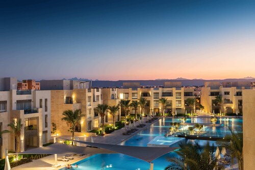 Xuru Stays I Exotic 1bdr w/ Outdoor Terrace Pool & Beach Access