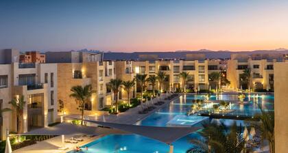 Xuru Stays I Exotic 1bdr w/ Outdoor Terrace Pool & Beach Access