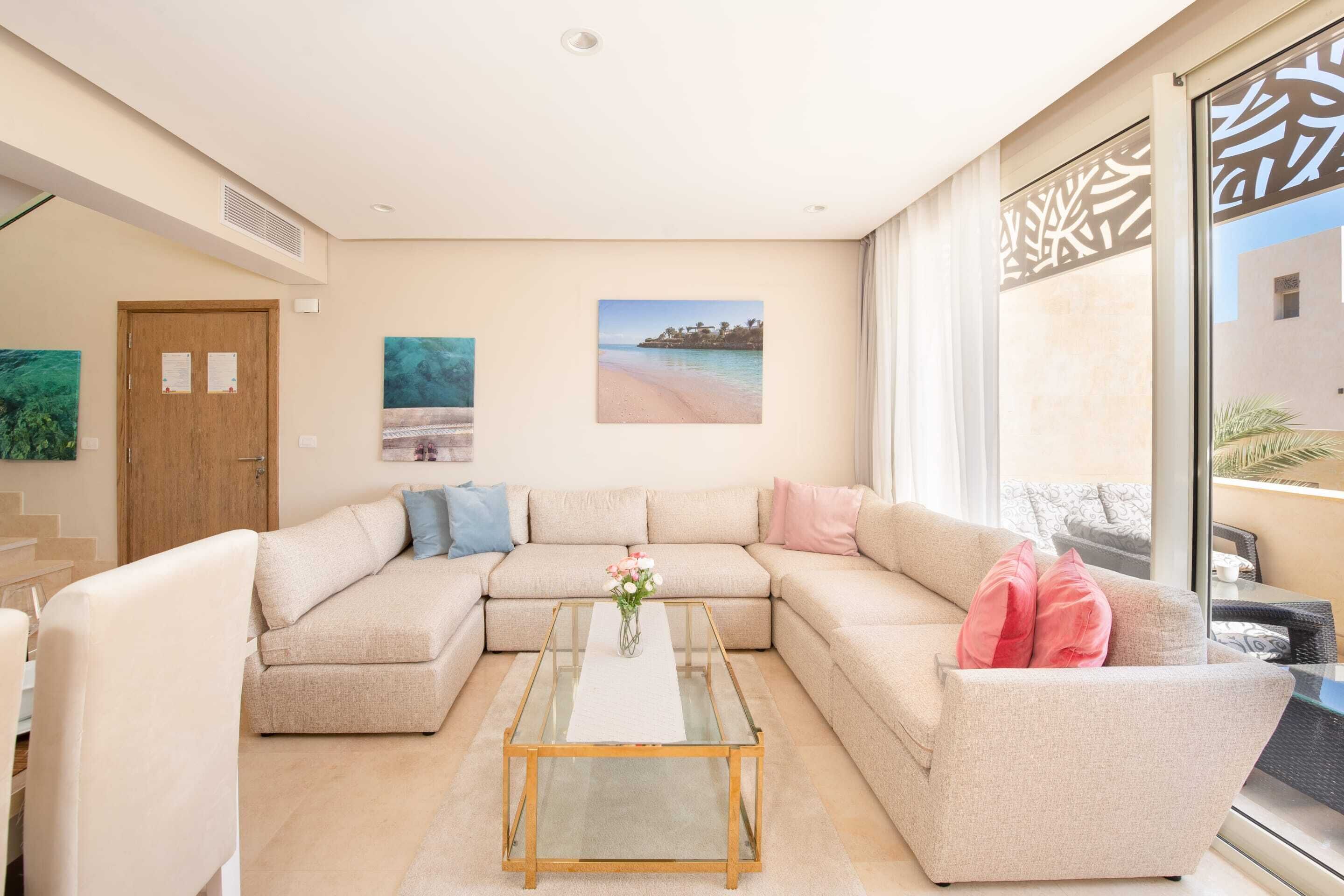 Luxe 3BDR w/ Private Rooftop Jacuzzi & Beach Access (M1-7B-22) | Área de sala de estar | Smart TV de 55 pulgadas con canales vía satélite 