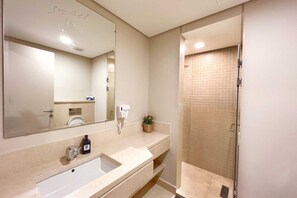 Waterfront & Groovy 2 BDR @ Mangroovy | Free Pool & Beach Access (M1-5A-03) | Bathroom | Eco-friendly toiletries, hair dryer, towels, soap - Xuru Stays I Exotic 1bdr w/ Outdoor Terrace Pool & Beach Access (El Gouna)