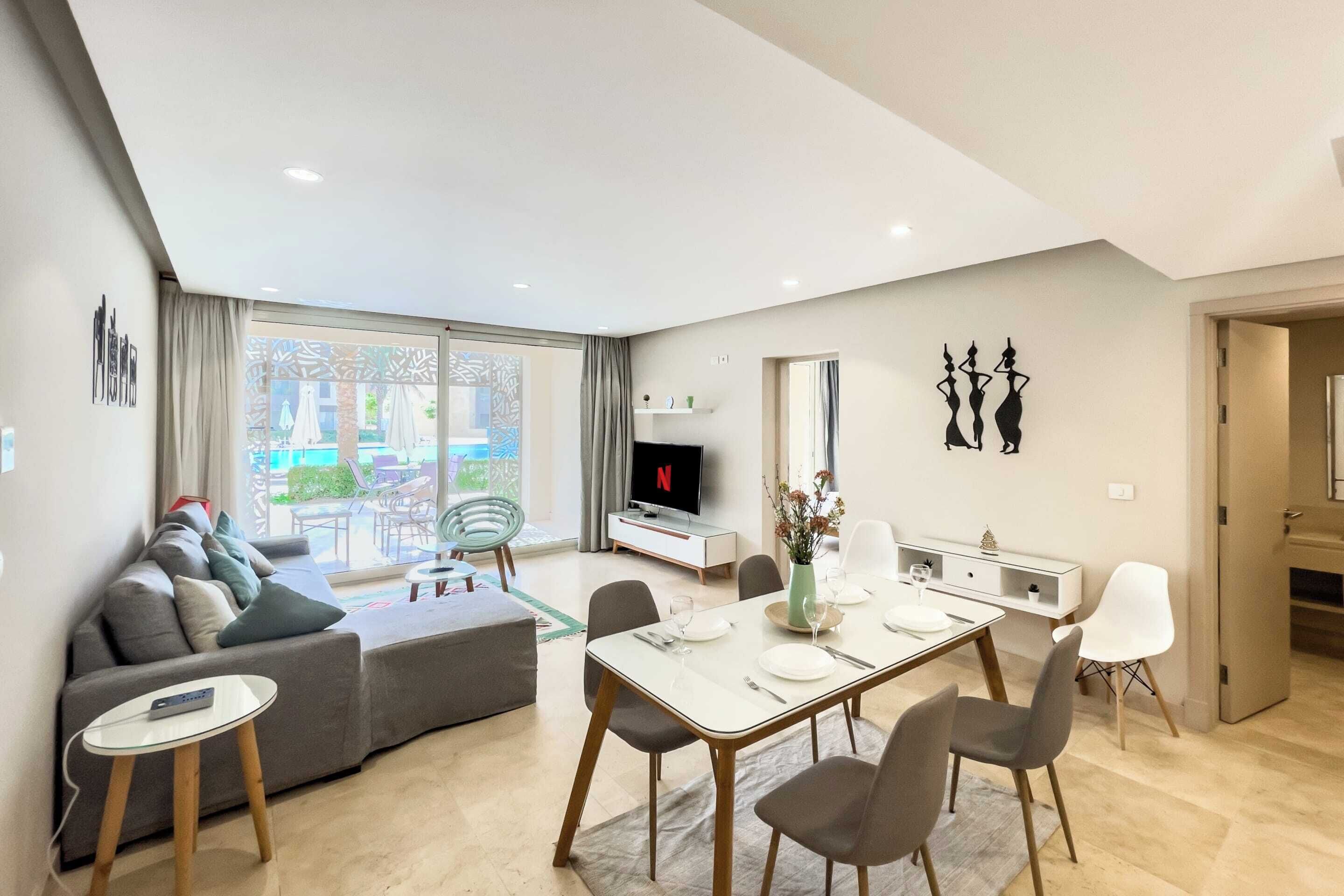 Scenic Pool Front 1 BDR @ Mangroovy | Free Pool & Beach (M1-6C-02_ | Área de sala de estar | Smart TV de 55 pulgadas con canales vía satélite 