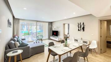 Scenic Pool Front 1 BDR @ Mangroovy | Free Pool & Beach (M1-6C-02_ | Área de sala de estar | Smart TV de 55 pulgadas con canales vía satélite