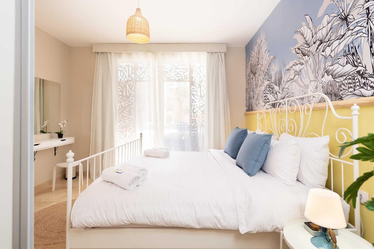 17 habitaciones y espacio para trabajar con laptop