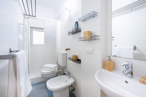 Shower, bidet, towels