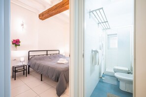 Shower, bidet, towels