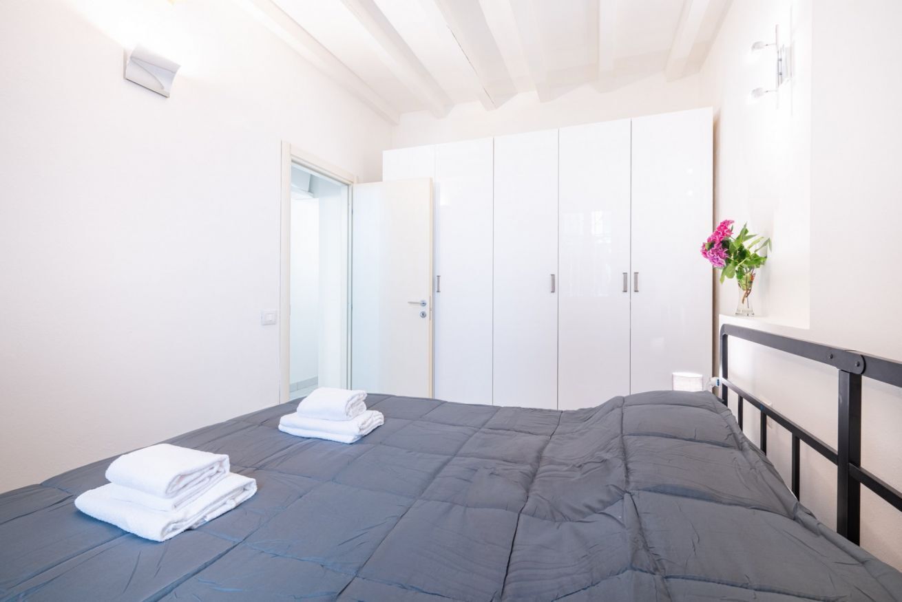 2 makuuhuonetta, työpöytä, silitysrauta/-lauta