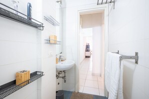 Shower, bidet, towels