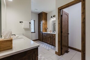 Douche, sèche-cheveux, serviettes fournies