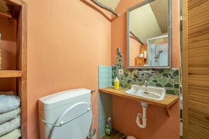 Bathroom - Cozy 28 m² yurt with stargazing view, barbecue area, and separate bathroom (Wald)