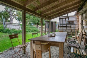 Outdoor dining - Cozy 28 m² yurt with stargazing view, barbecue area, and separate bathroom (Wald)