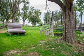 Children's area - Cozy 28 m² yurt with stargazing view, barbecue area, and separate bathroom (Wald)