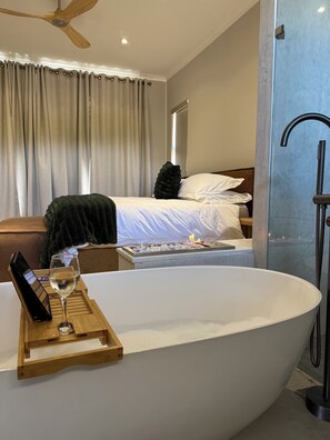 5 bedrooms, iron/ironing board, WiFi, bed sheets