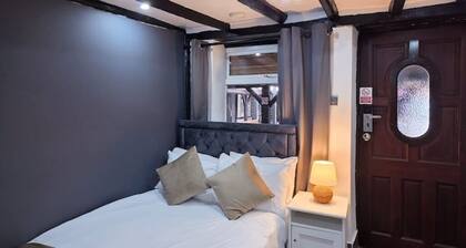 The Courtyard Lodge Room 2