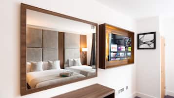 Premium-Suite, mit Bad | Schreibtisch, laptopgeeigneter Arbeitsplatz, schallisolierte Zimmer