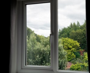 Habitació doble Deluxe, vistes al jardí | Escriptori i espai de treball apte per a portàtils 