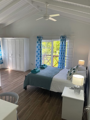4 bedrooms, iron/ironing board, WiFi, bed sheets