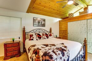 Interior - Scenic Riverfront Escape w/ Sauna in Junction City (Junction City)