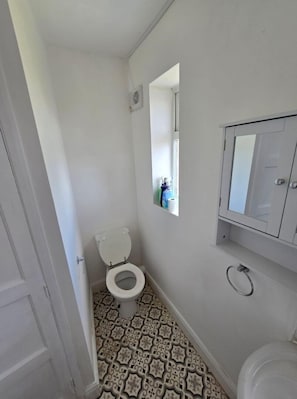Serviettes fournies, savon, papier toilette