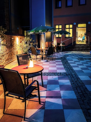 Outdoor dining - Hotel Zur Alten Schmiede (Naumburg (Saale))