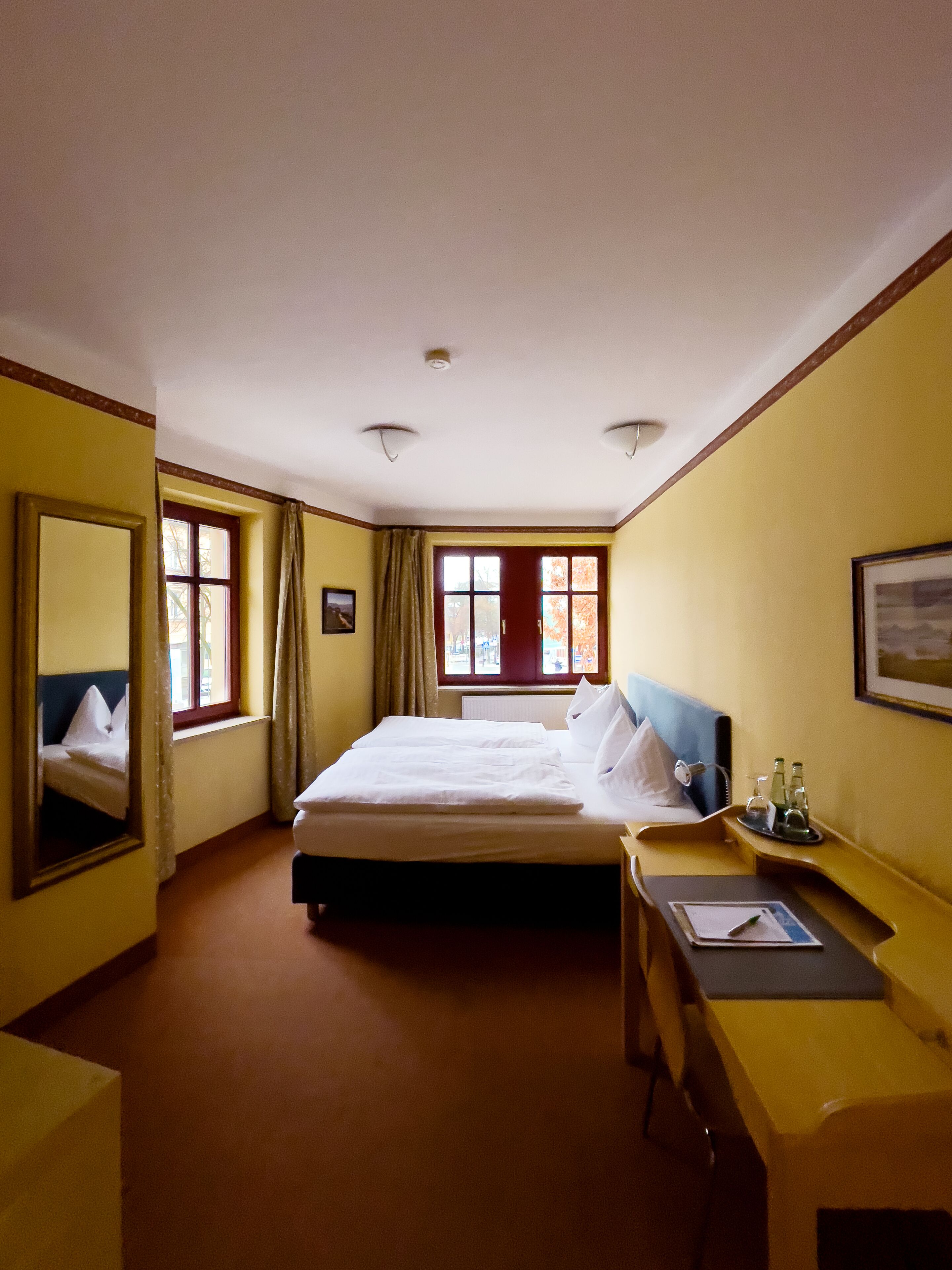 Kamar Double Basic | Brankas, meja kerja, dan Wi-Fi gratis