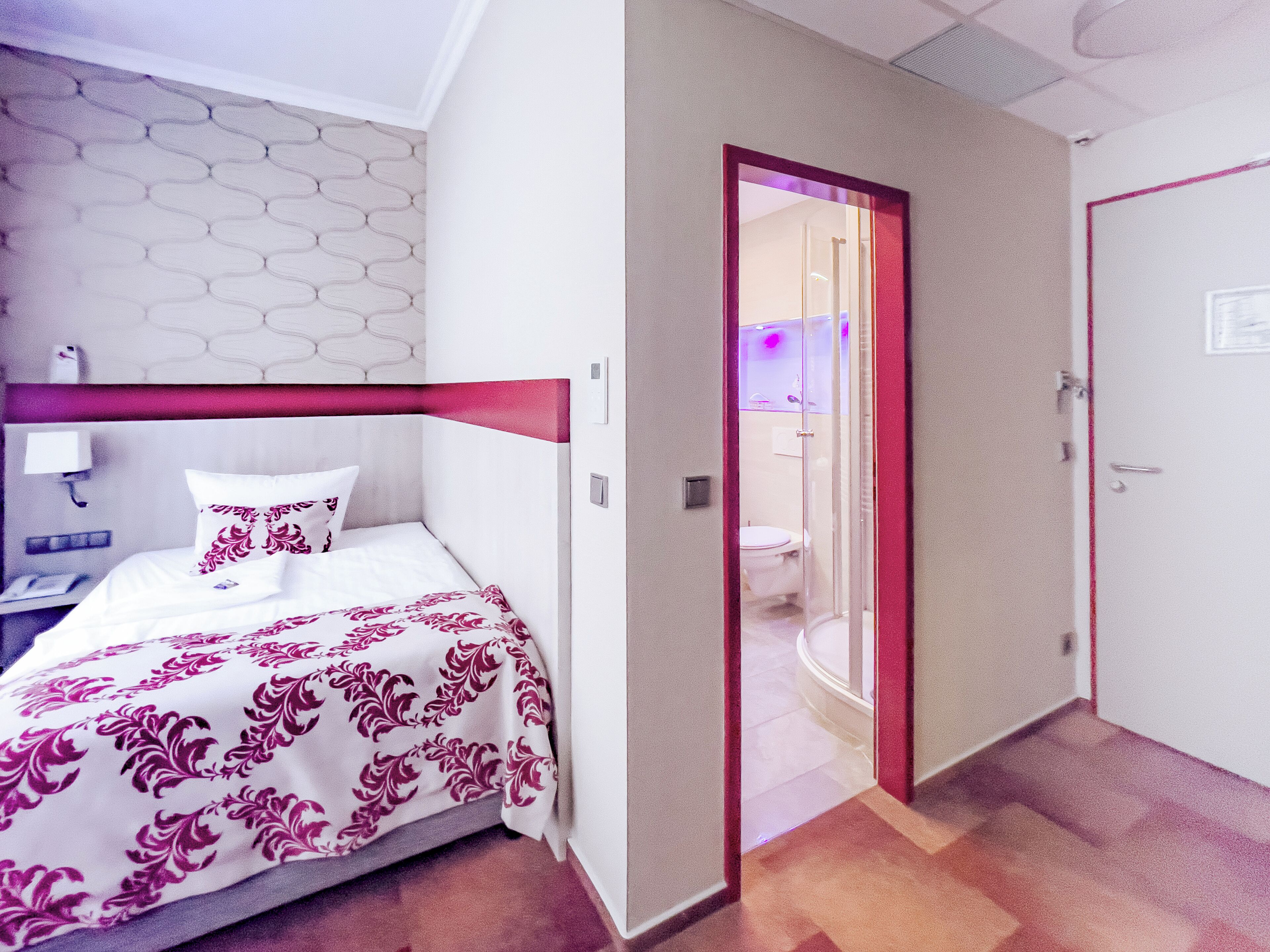 Superior Single Room | In-room safe, desk, free WiFi