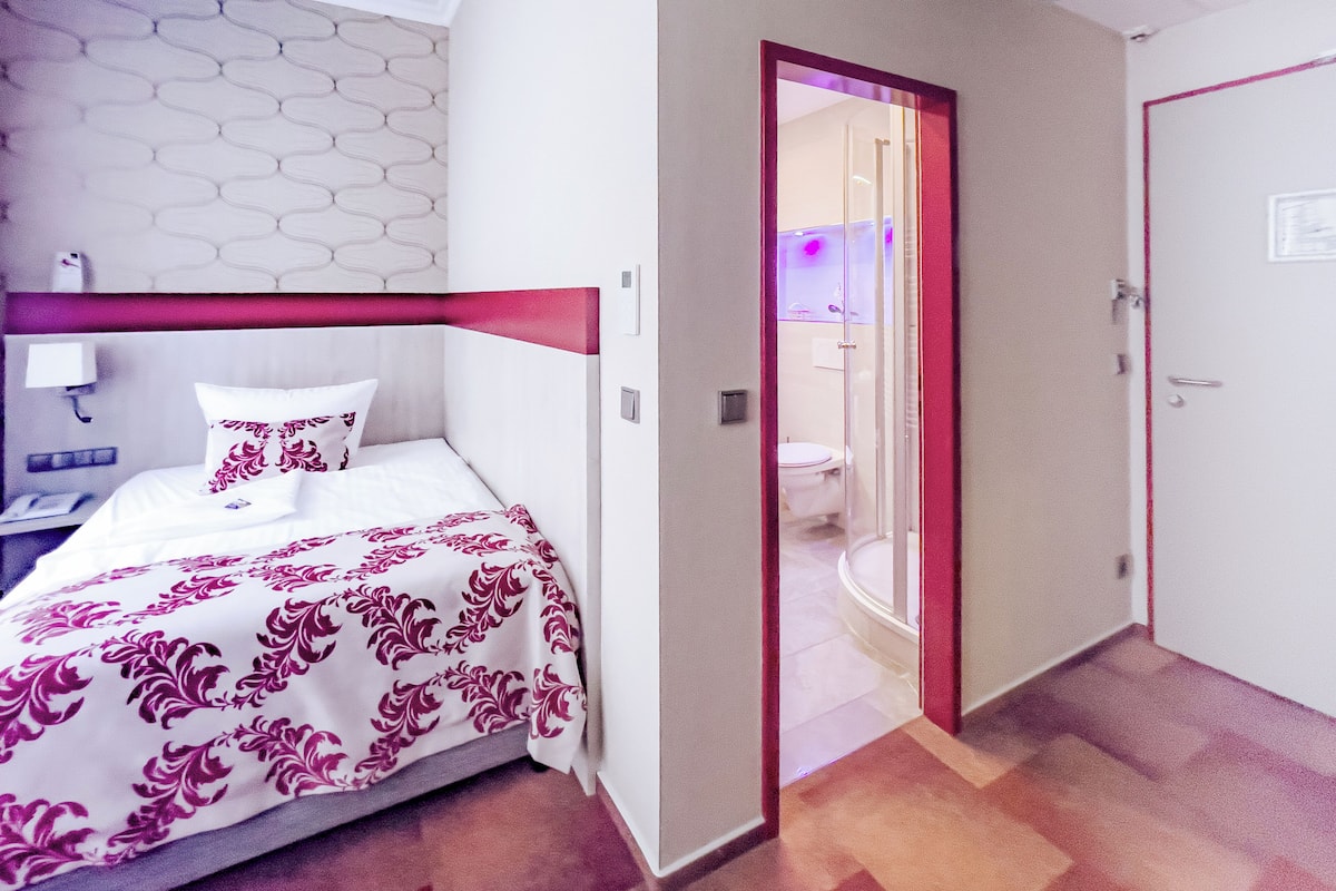 Superior Single Room | In-room safe, desk, free WiFi