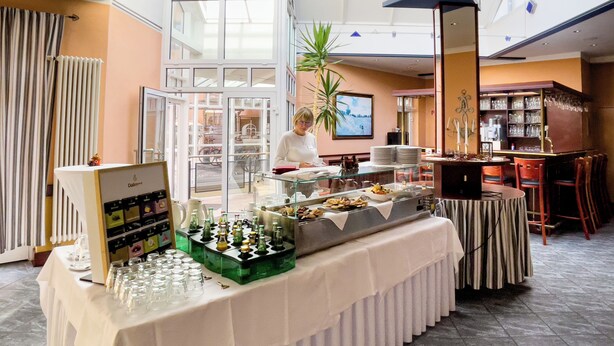 Een buffetopstelling met diverse gerechten en drankjes.