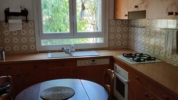 Een koelkast, een magnetron, een oven, een kookplaat