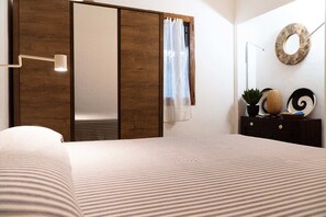 4 chambres, coffres-forts dans les chambres, fer et planche à repasser