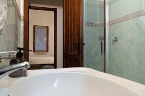 Douche, sĂšche-cheveux, bidet, serviettes fournies