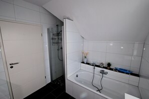 Secadora de cabello, toallas, jabón, papel de baño