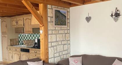 Chaleureux nid douillet à Théus avec vue panoramique