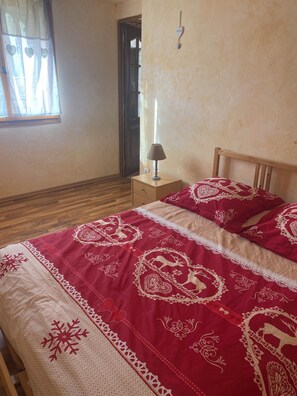 3 bedrooms, iron/ironing board, free WiFi, bed sheets