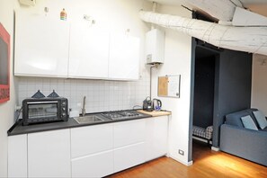 Kühlschrank, Mikrowelle, Geschirrspüler, Toaster