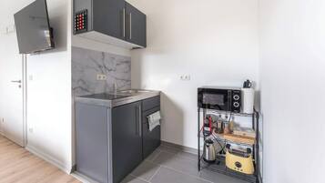 Kühlschrank, Mikrowelle, Herdplatte, Wasserkocher mit Kaffee-/Teezubehör