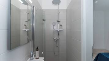 Dusche, Haartrockner, Handtücher, Shampoo