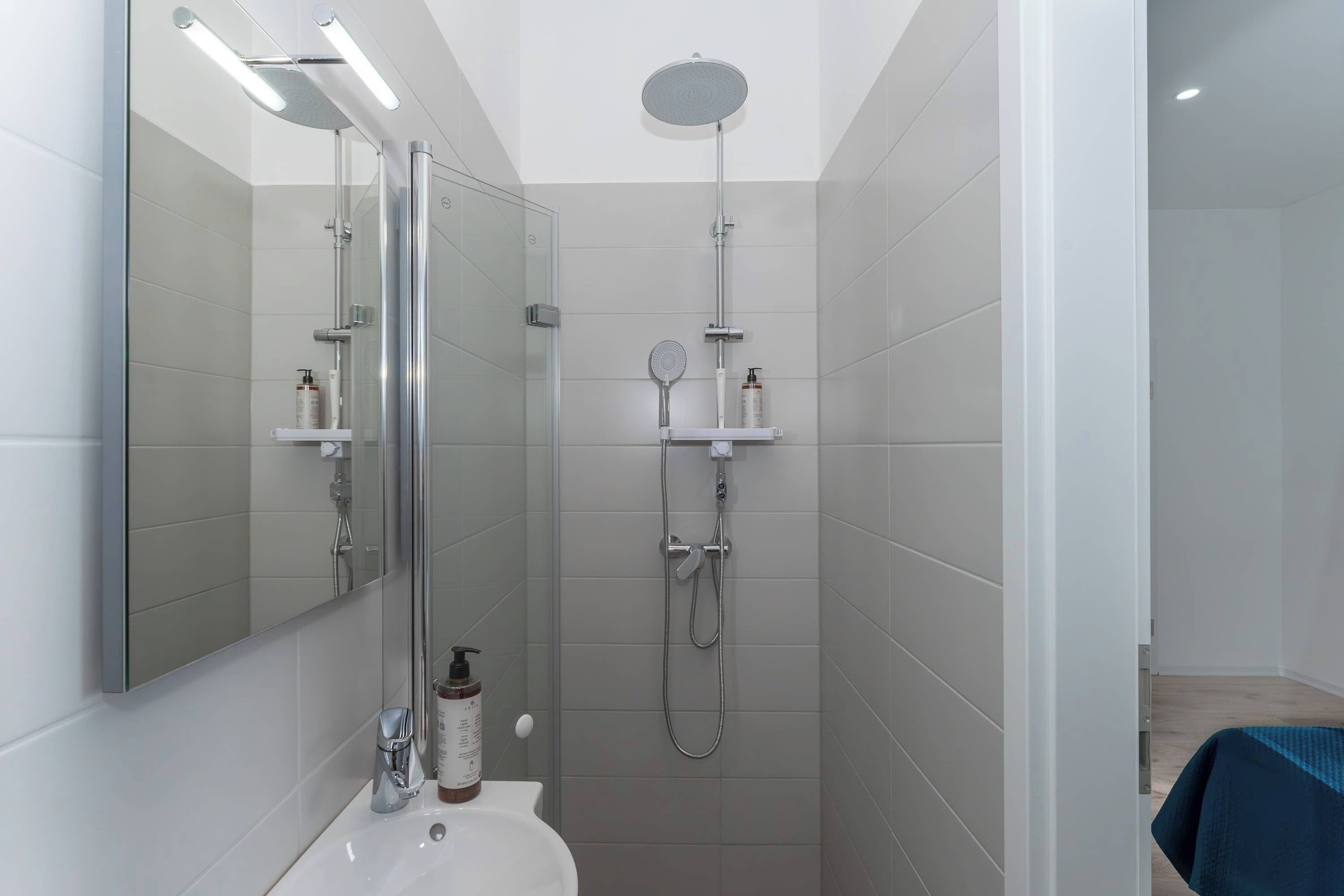 Dusche, Haartrockner, Handtücher