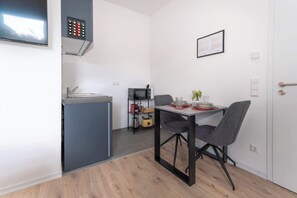 Dining - LiT LiVING: Luxus | Box SprIng | Kitchen | Parking (Altenstadt)