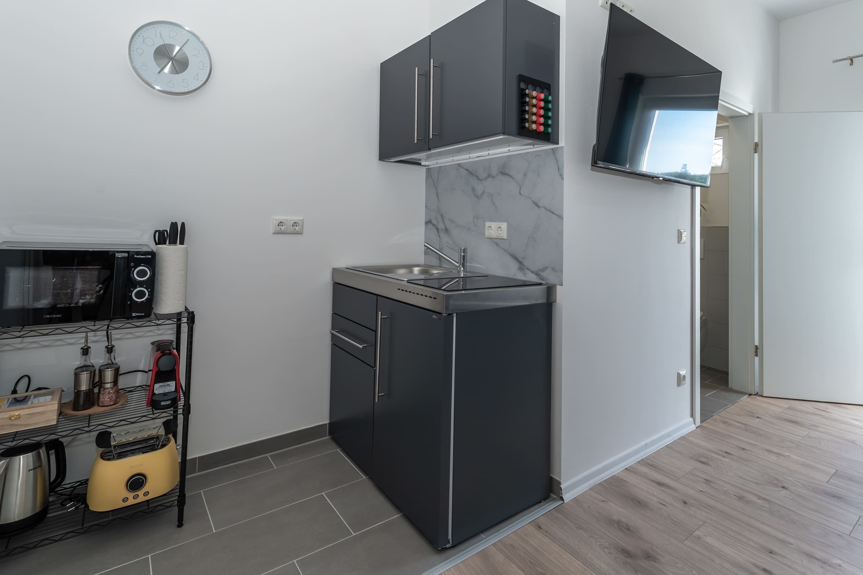 Kühlschrank, Mikrowelle, Herdplatte, Wasserkocher mit Kaffee-/Teezubehör