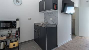Kühlschrank, Mikrowelle, Herdplatte, Wasserkocher mit Kaffee-/Teezubehör