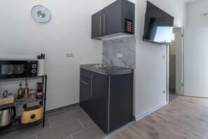 Kjøleskap, mikrobølgeovn, kokeplater og kaffetrakter/tekoker