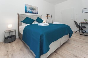 1 bedroom, desk, iron/ironing board, WiFi - LiT LiVING: Luxus | Box SprIng | Kitchen | Parking (Altenstadt)