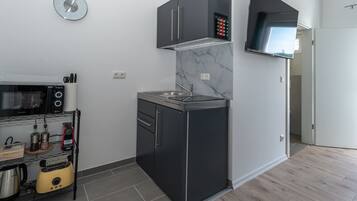 Kühlschrank, Mikrowelle, Herdplatte, Wasserkocher mit Kaffee-/Teezubehör