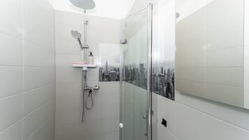 Dusche, Haartrockner, Handtücher, Shampoo