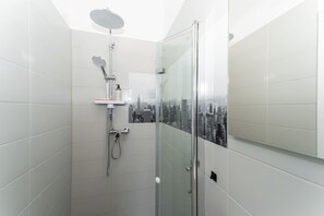 Dusj, hårføner, håndklær og sjampo