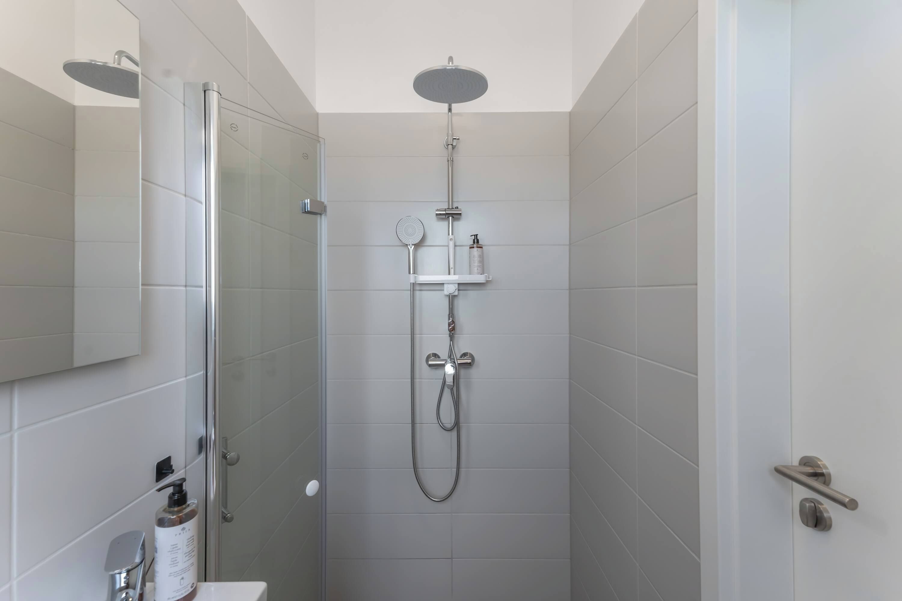 Dusche, Haartrockner, Handtücher, Shampoo